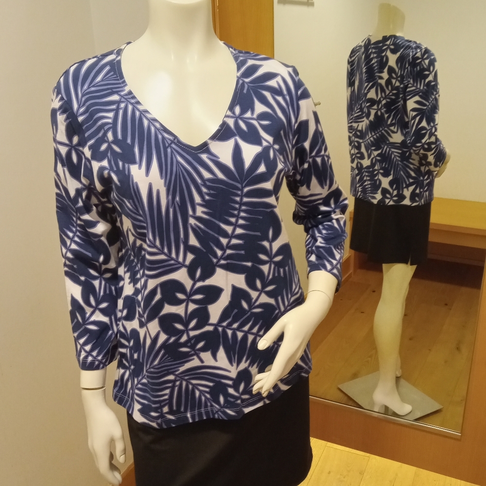 Hearts of Palm printed V-neck 3/4 sleeve top, M
